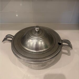 WILTON ARMETALE PLOUGH TAVERN TUREEN WITH LID - NO LADLE